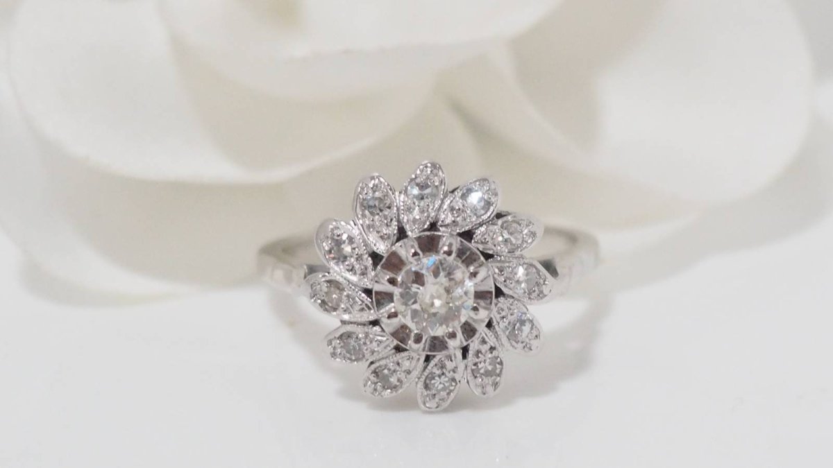 Bague marguerite en or blanc et diamants - Castafiore