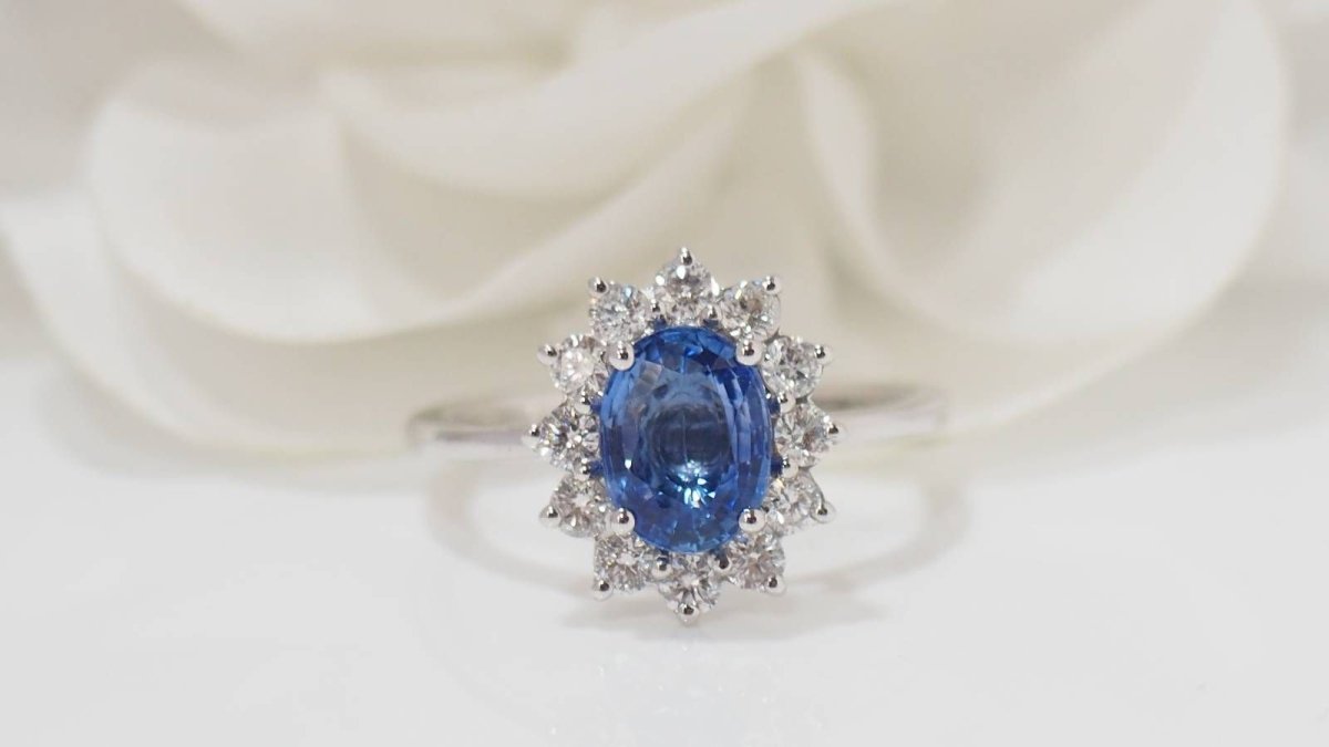 Bague marguerite en platine, saphir de Ceylan et diamants - Castafiore