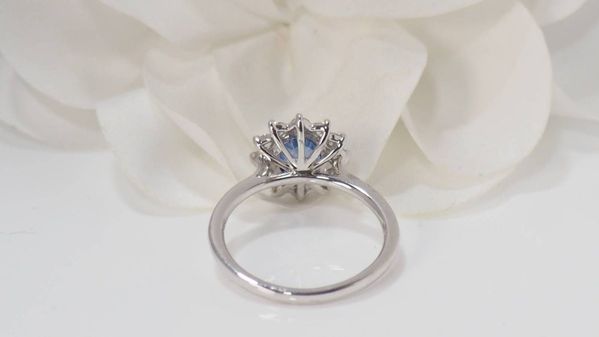 Bague marguerite en platine, saphir de Ceylan et diamants - Castafiore