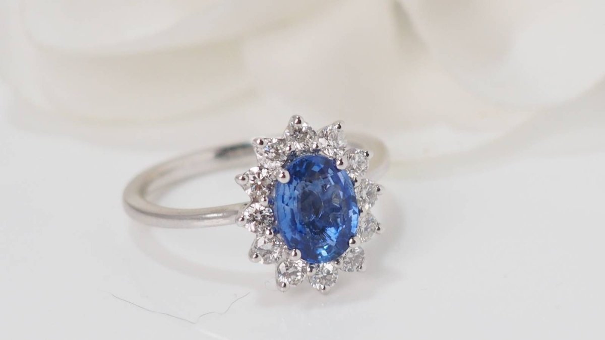 Bague marguerite en platine, saphir de Ceylan et diamants - Castafiore