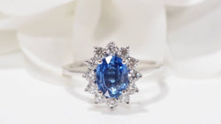 Bague marguerite en platine, saphir de Ceylan et diamants - Castafiore