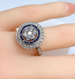 Bague Marguerite ronde en or blanc, saphirs et diamants - Castafiore