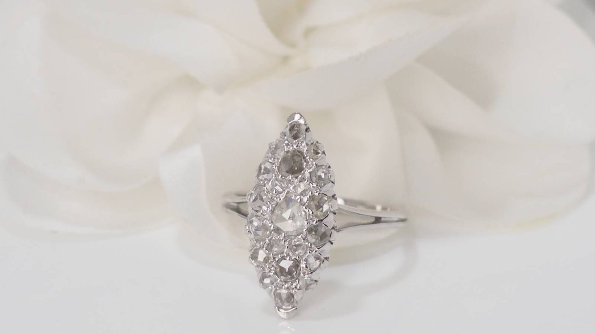Bague marquise en or blanc et diamants - Castafiore