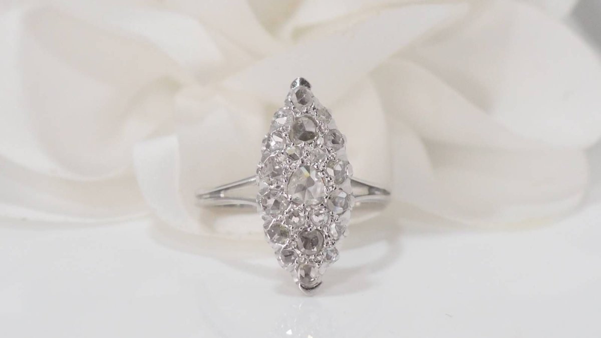 Bague marquise en or blanc et diamants - Castafiore