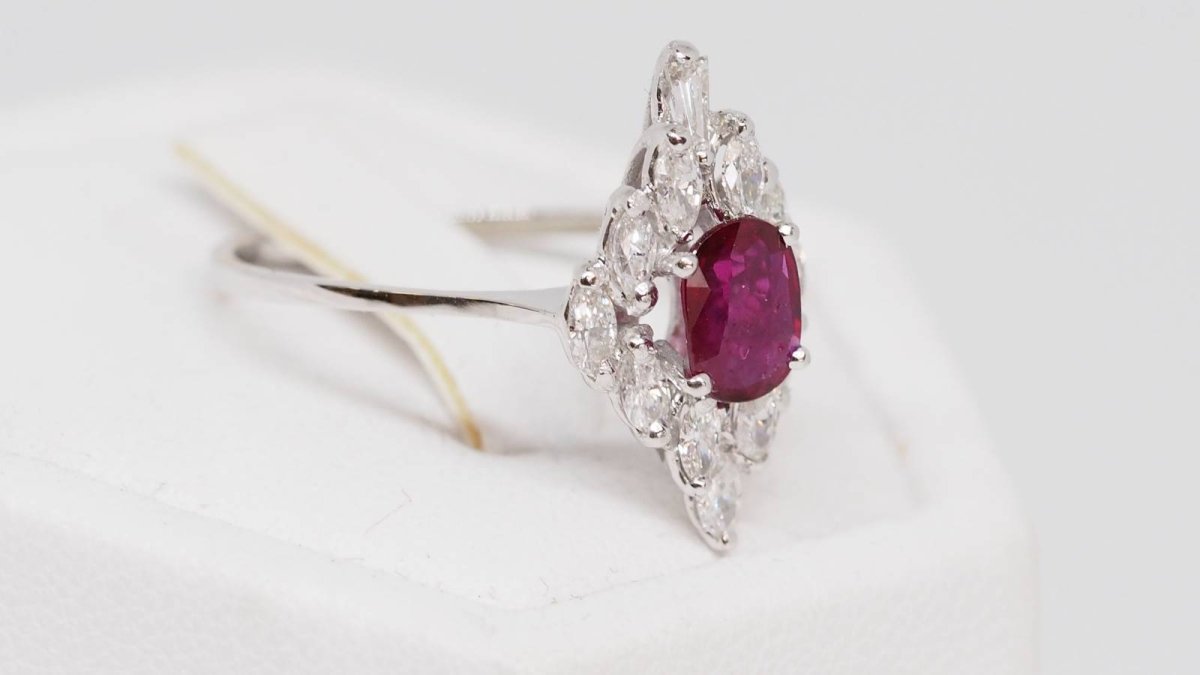 Bague marquise en or blanc, rubis et diamants - Castafiore