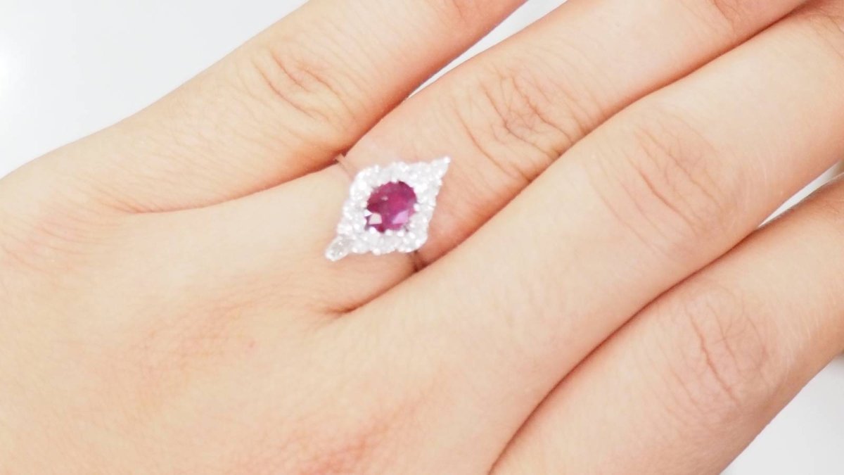 Bague marquise en or blanc, rubis et diamants - Castafiore