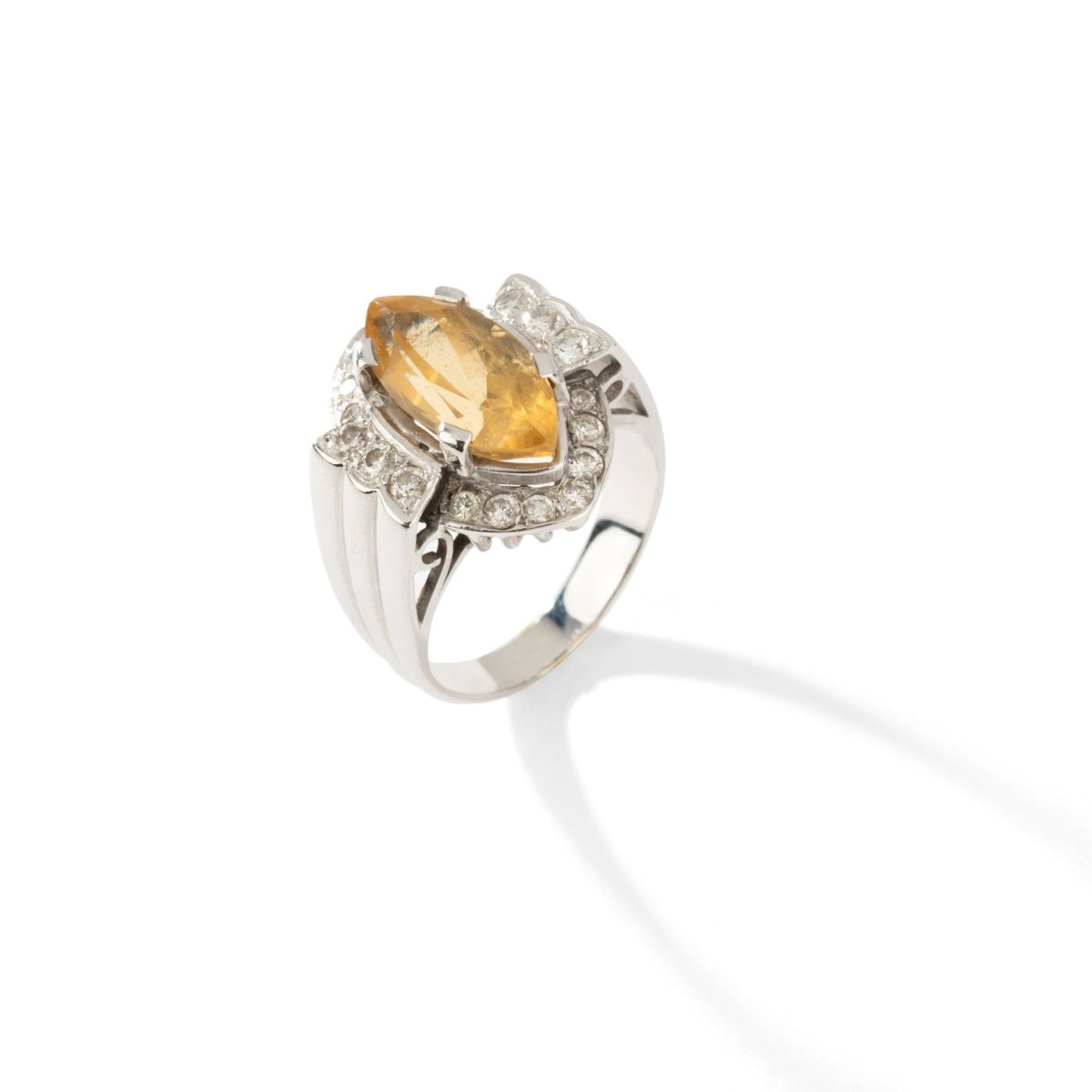 Bague Marquise en or blanc sertie d'une citrine et diamants - Castafiore