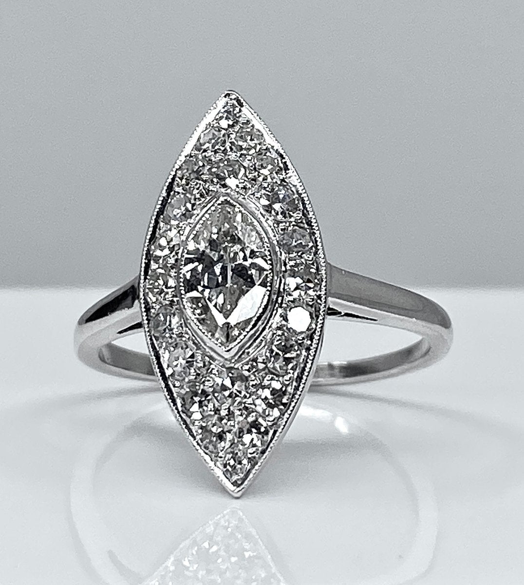 Bague marquise en platine et diamants, vers 1900 - Castafiore