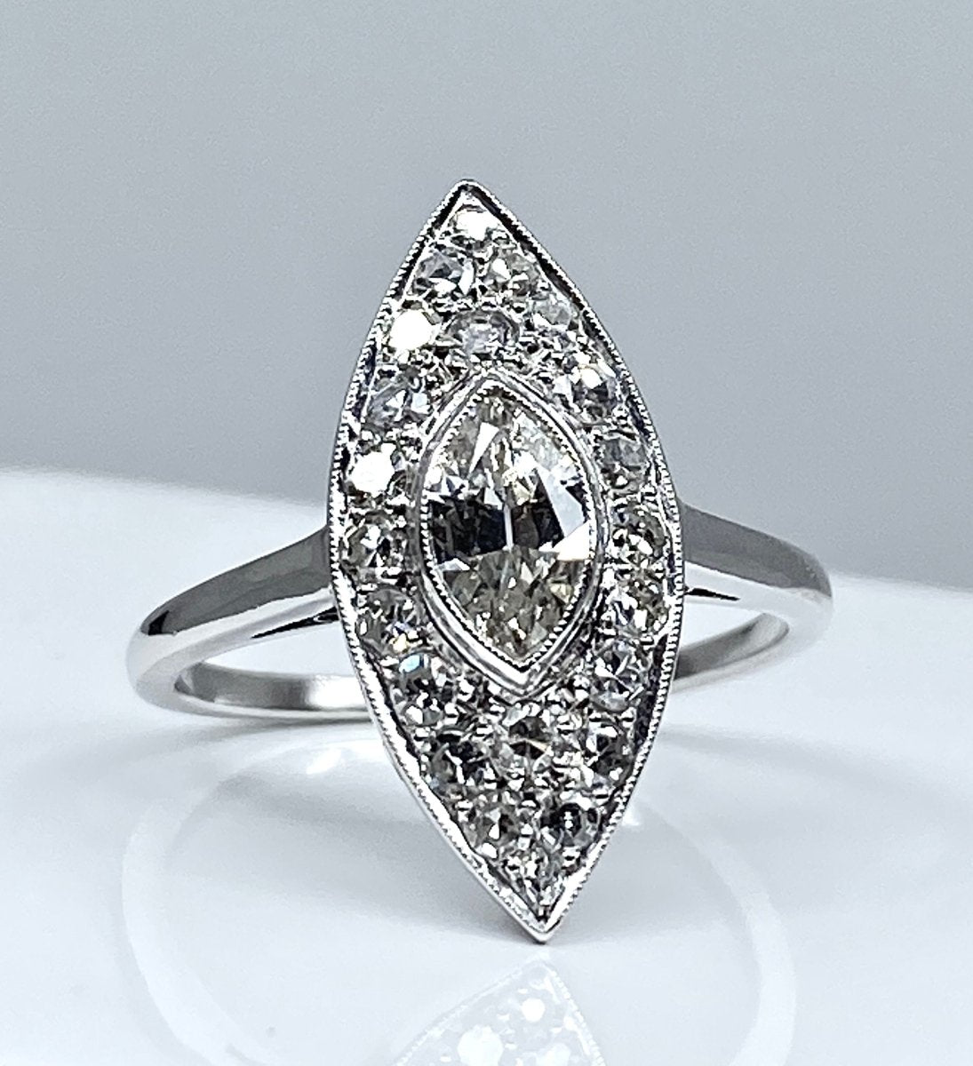 Bague marquise en platine et diamants, vers 1900 - Castafiore