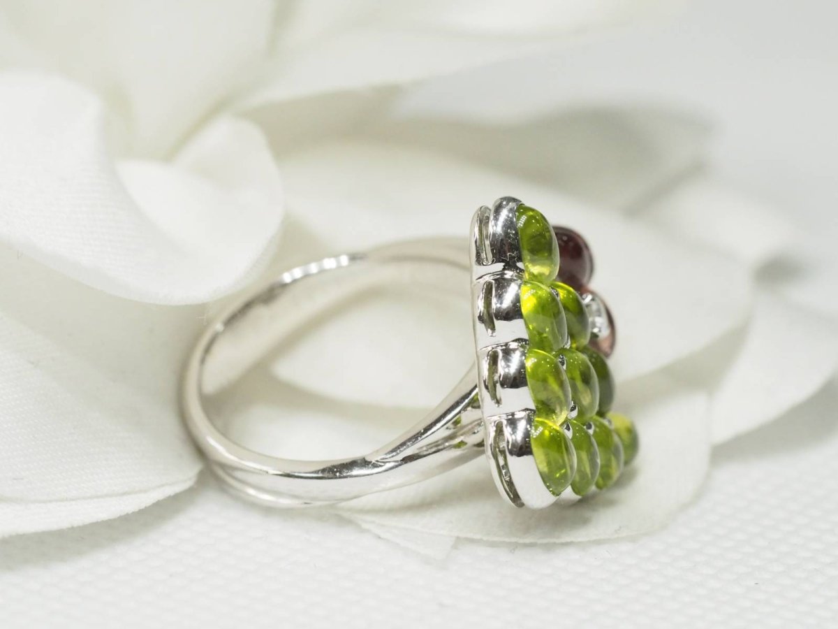 MAUBOUSSIN Grappe ring in white gold amethysts and peridots