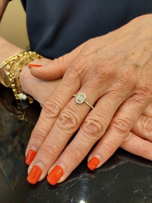 Bague Moderne En Or Blanc Et Diamants - Castafiore