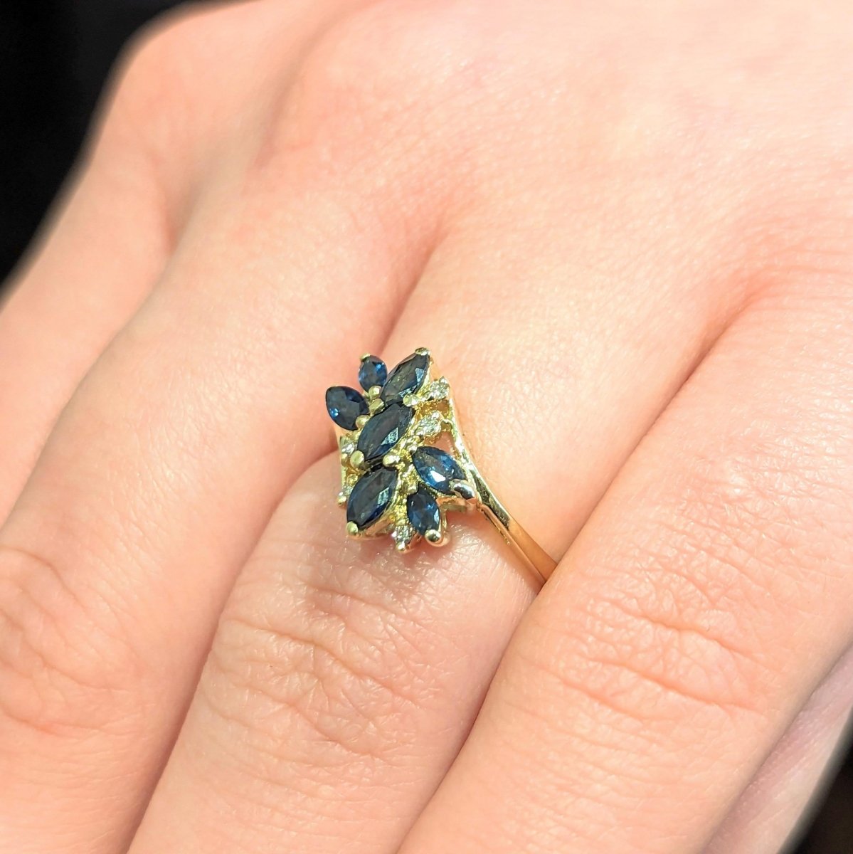 Bague motifs floraux en or jaune diamants et saphirs - Castafiore