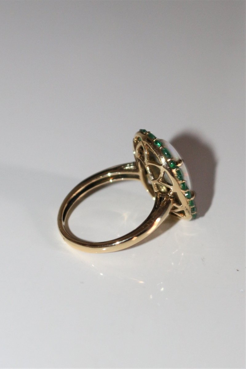 Bague Opale Blanche Et émeraudes - Castafiore