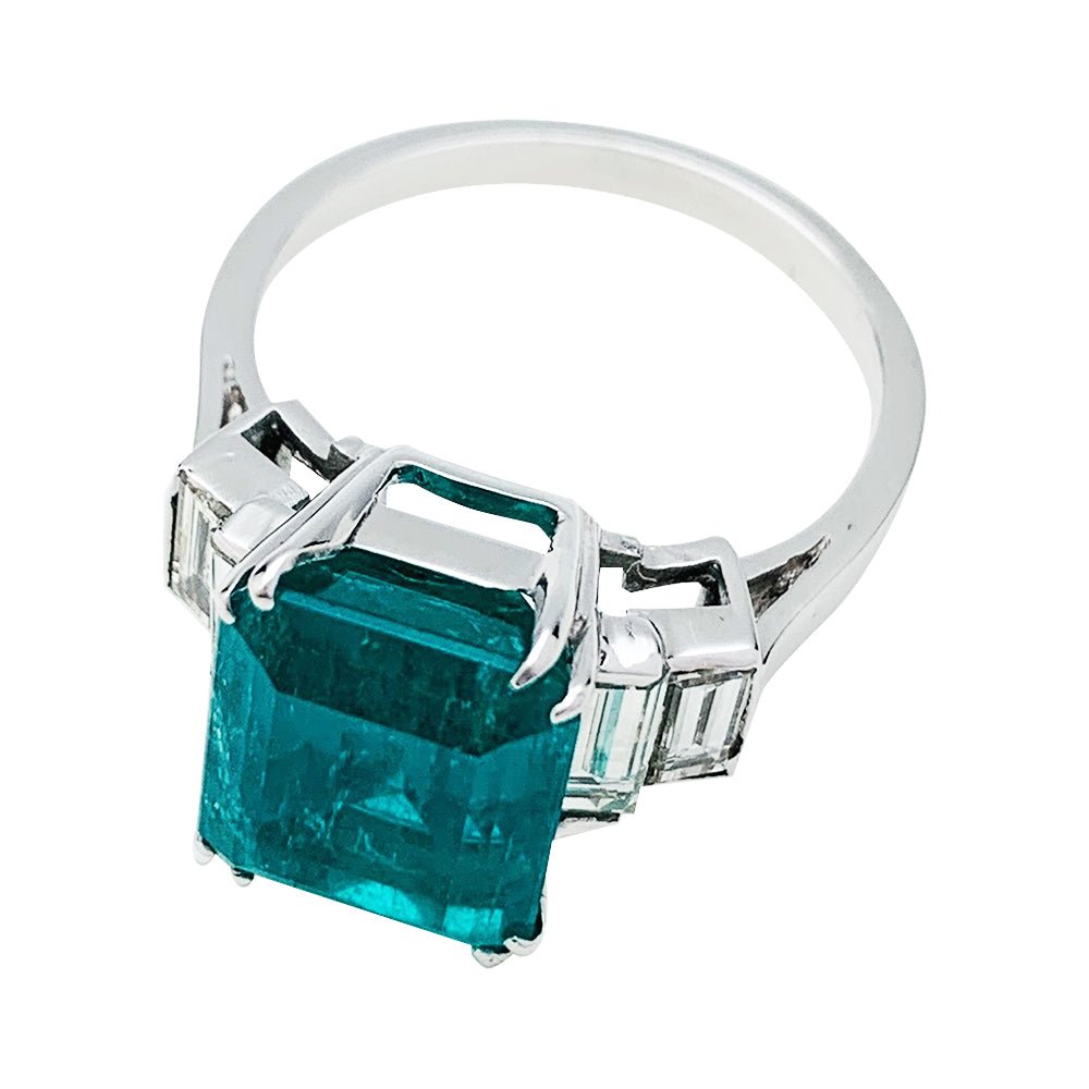 Bague or blanc, émeraude 5.90 cts, diamants - Castafiore