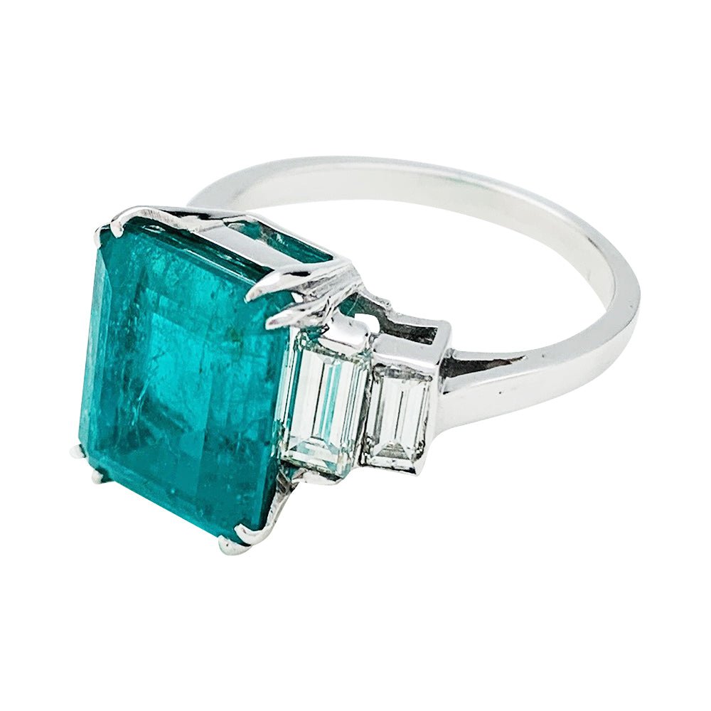 Bague or blanc, émeraude 5.90 cts, diamants - Castafiore