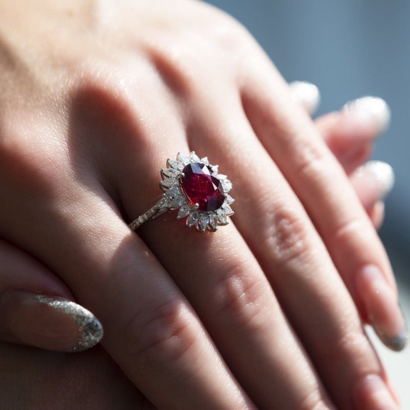Bague or gris rubis diamants - Castafiore