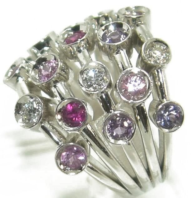 Bague or gris signée de la maison Chanel - Castafiore