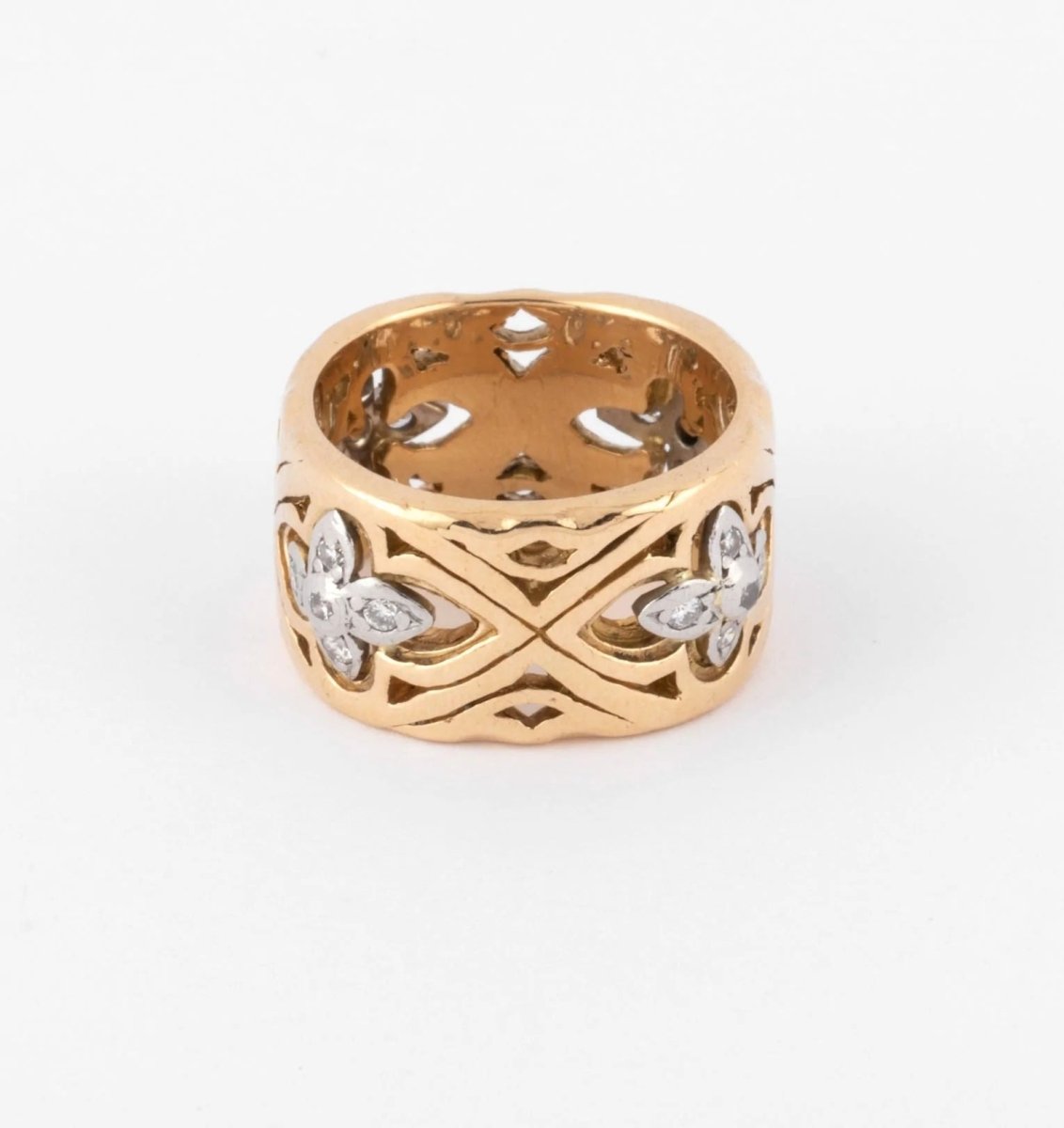Bague or jaune ciselé alterné de motifs fleurs - Castafiore