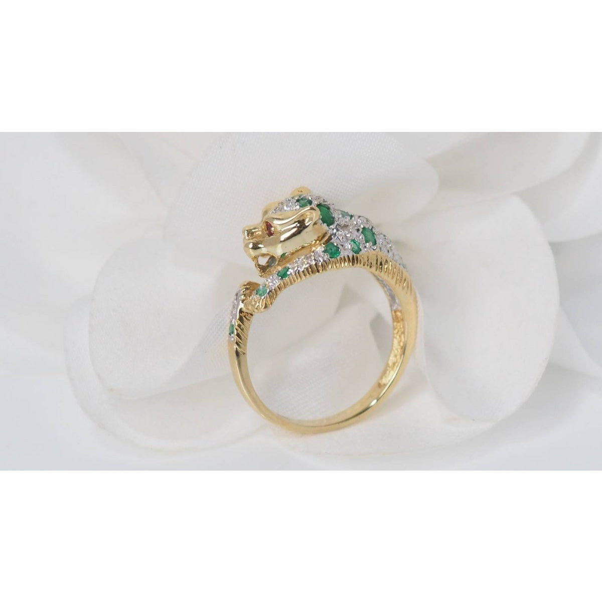 Bague panthère en or jaune, émeraudes et diamants - Castafiore