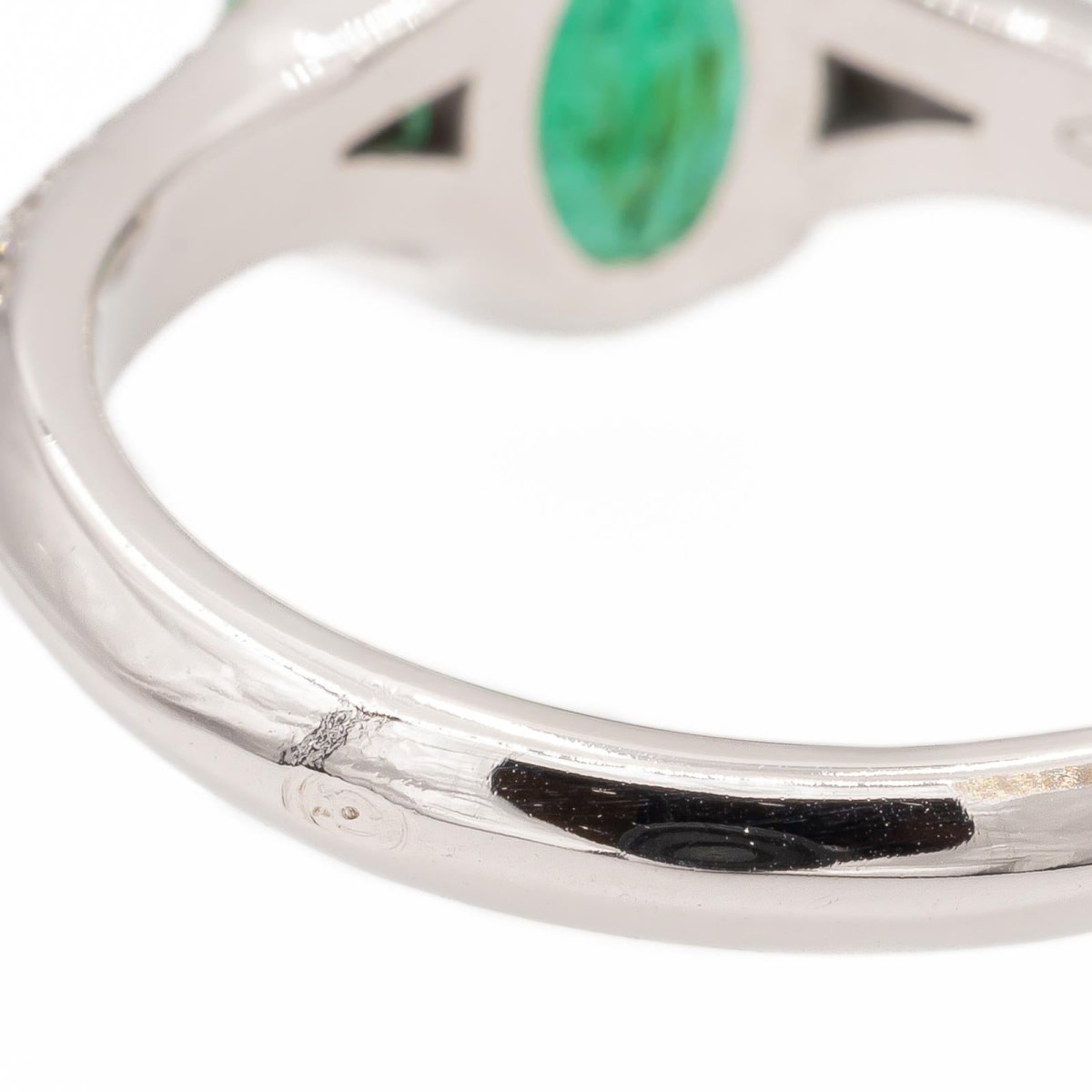 Bague Pompadour en or blanc et émeraude - Castafiore