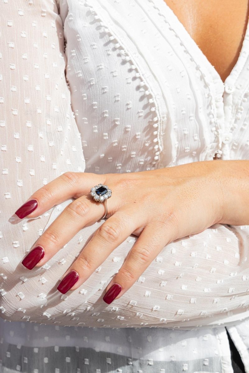 Bague Pompadour en or blanc et saphir - Castafiore