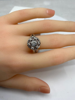 Bague ronde en or 18 carats marguerite sertie de 7 diamants de taille brillant - Castafiore