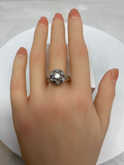 Bague ronde en or 18 carats marguerite sertie de 7 diamants de taille brillant