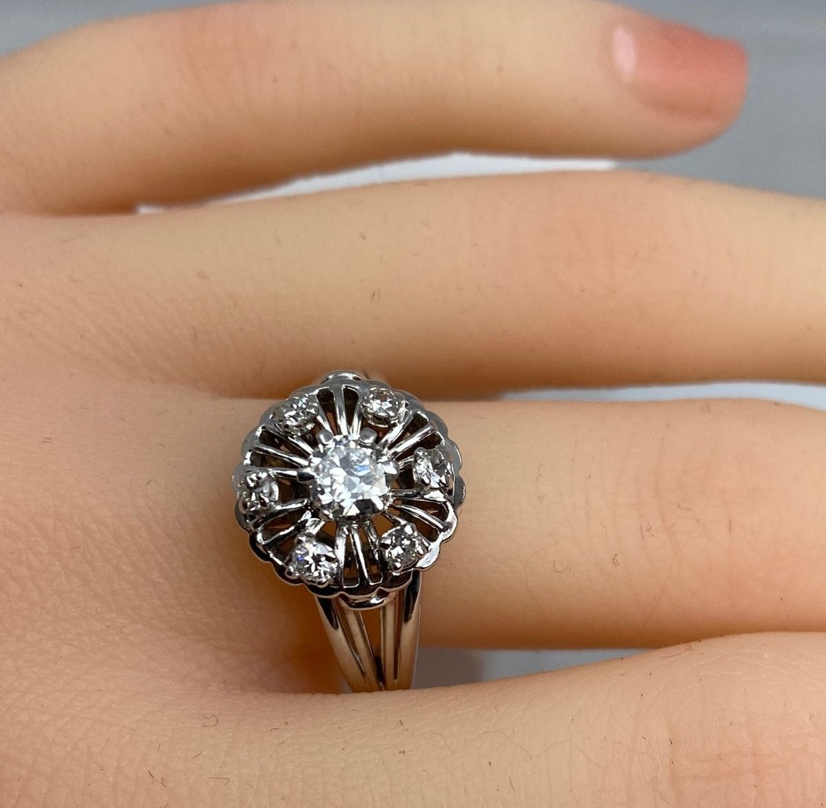 Bague ronde en or 18 carats marguerite sertie de 7 diamants de taille brillant - Castafiore