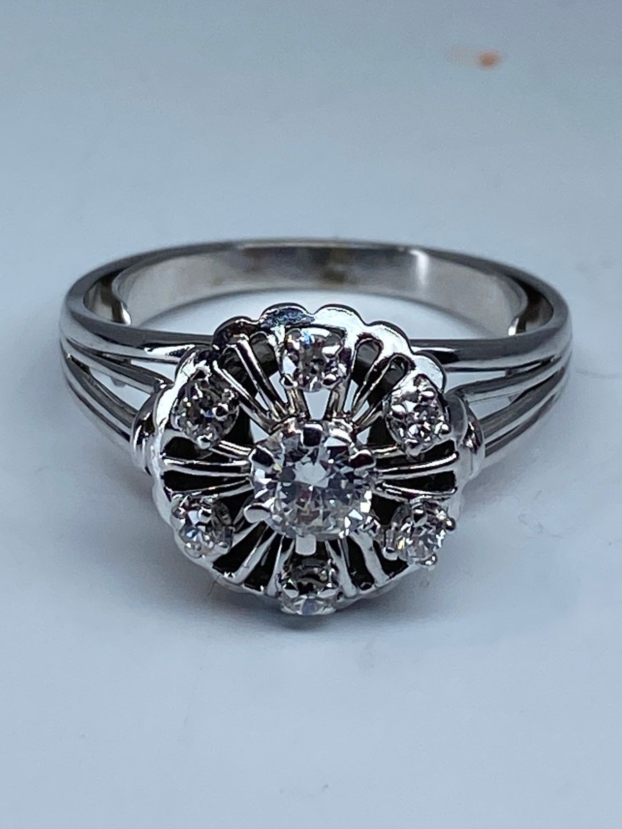 Bague ronde en or 18 carats marguerite sertie de 7 diamants de taille brillant - Castafiore
