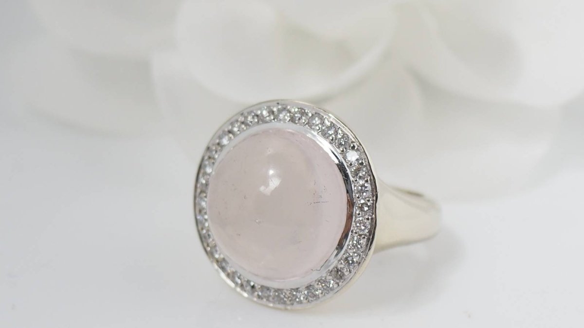 Bague ronde en or blanc, quartz rose et diamants - Castafiore