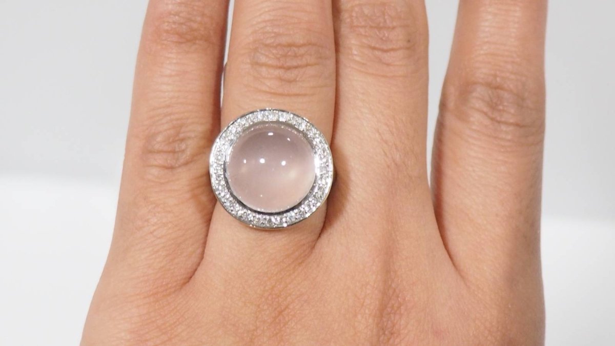 Bague ronde en or blanc, quartz rose et diamants - Castafiore