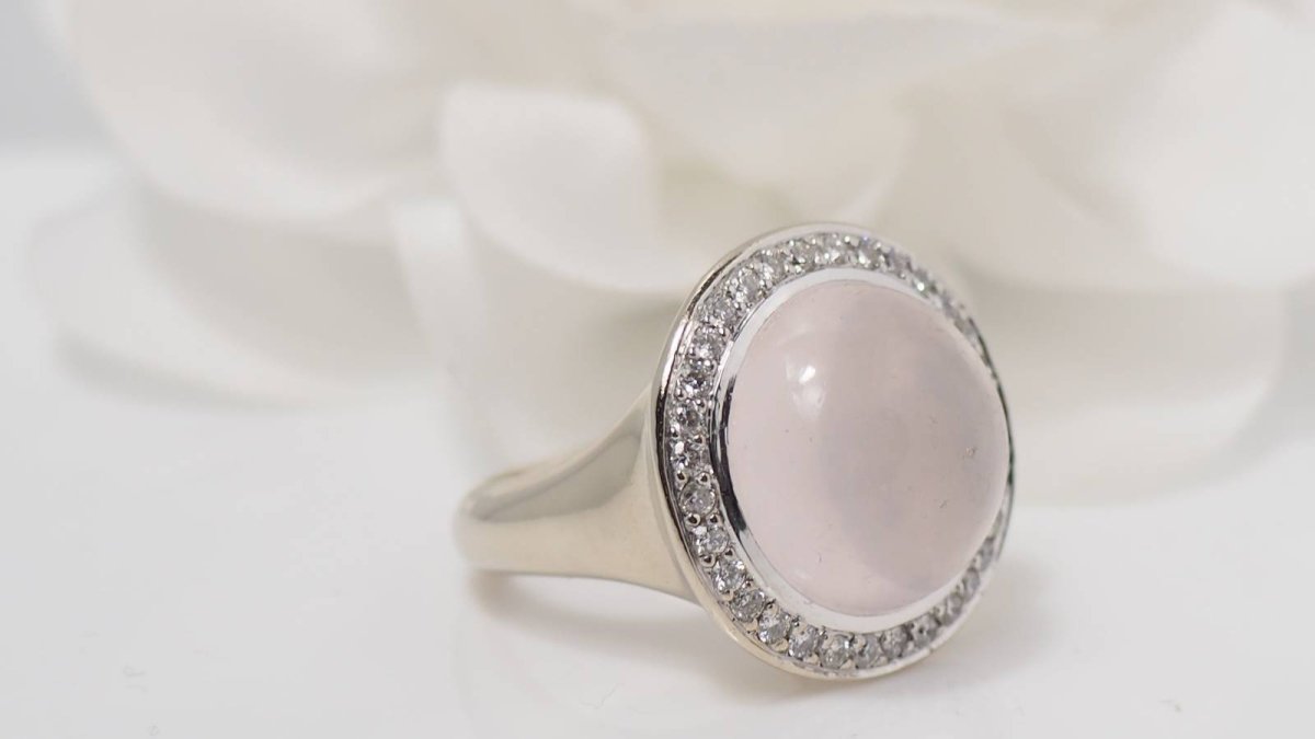 Bague ronde en or blanc, quartz rose et diamants - Castafiore
