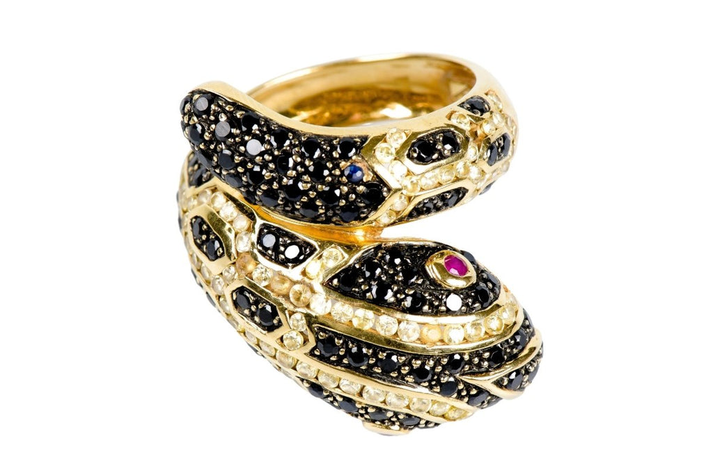 Bague serpent en or jaune 18 carats ornée de 86 diamants ronds noirs de 0,86 carats au total, de 87 diamants ronds couleur champagne de 0,87 carats au total et de 2 rubis. - Castafiore
