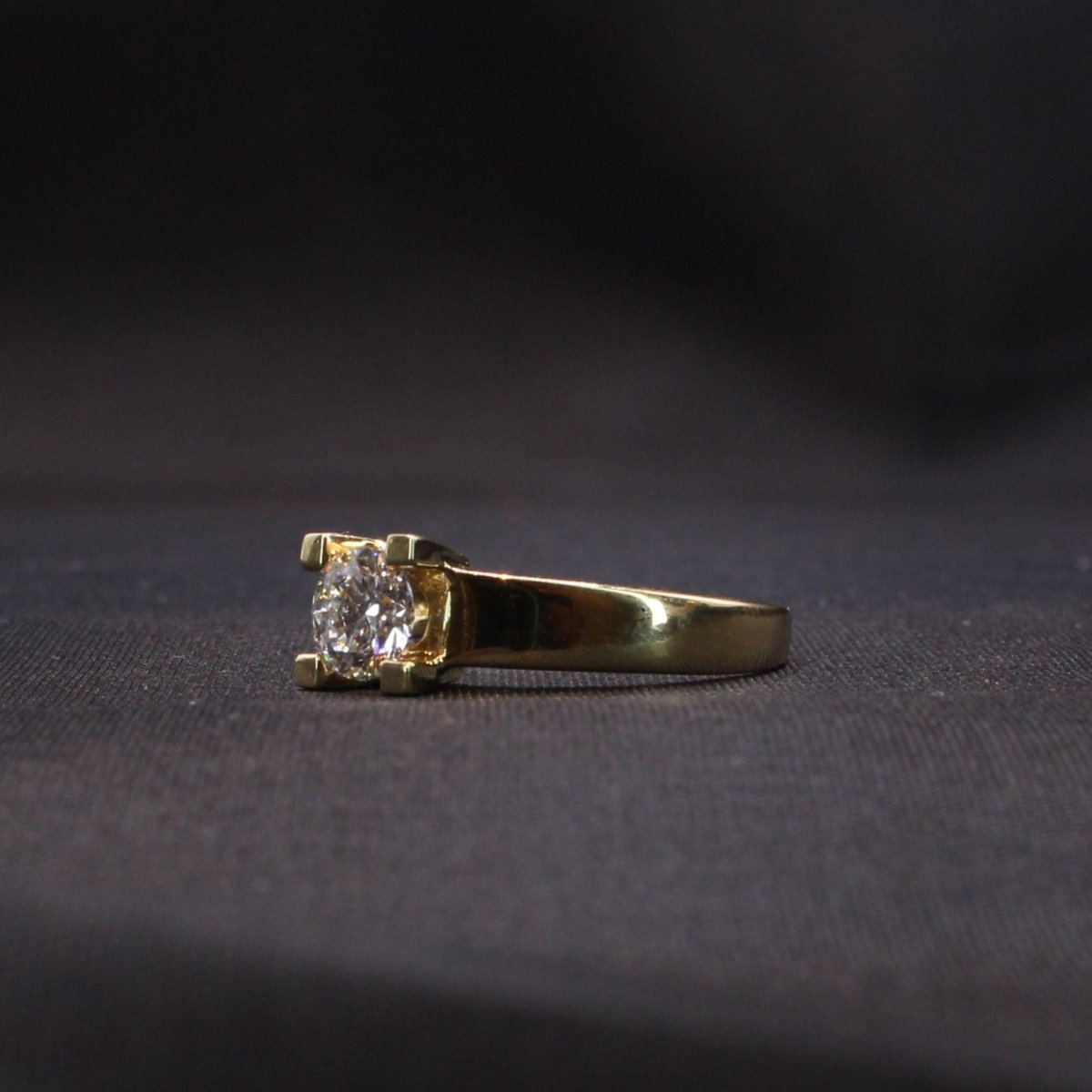 Bague solitaire diamant serti sur or jaune - Castafiore