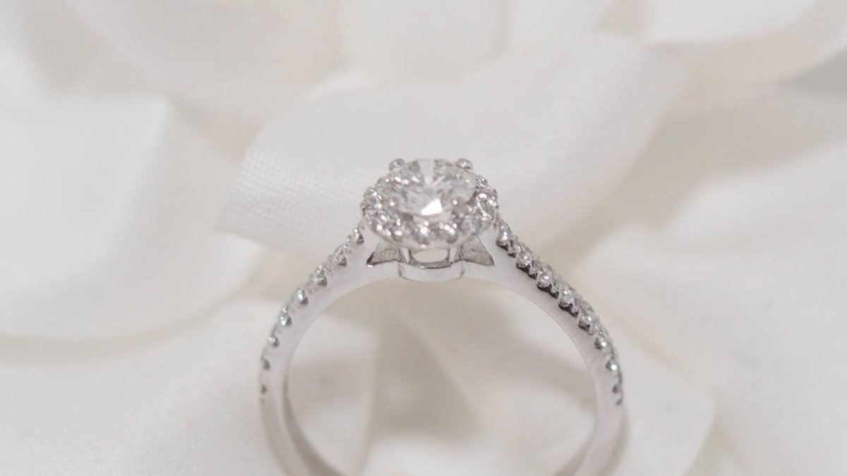 Bague solitaire en or blanc et diamant - Castafiore