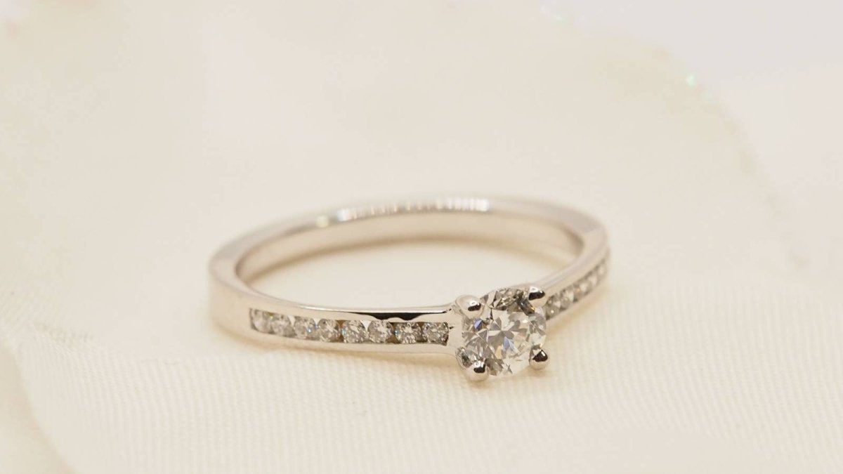 Bague solitaire en or blanc et diamant - Castafiore