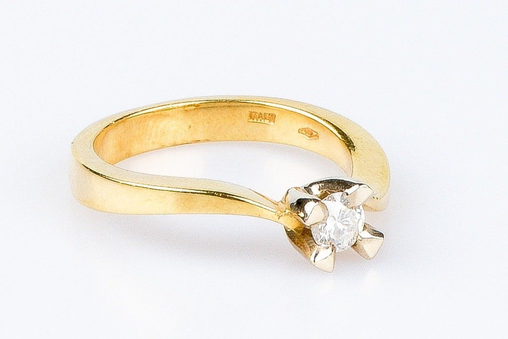 Bague solitaire en or jaune 18 carats ornée d'1 diamant rond brillant de 0.25 carats. - Castafiore