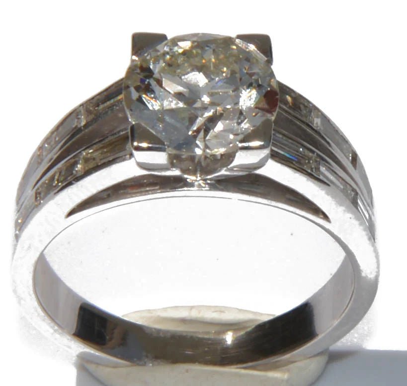 Bague solitaire ornée d'un diamant épaulée de diamant taille baguette - Castafiore