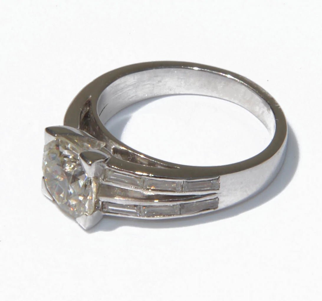 Bague solitaire ornée d'un diamant épaulée de diamant taille baguette - Castafiore