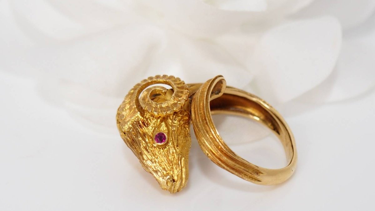 Bague tête de bélier en or jaune et rubis - Castafiore