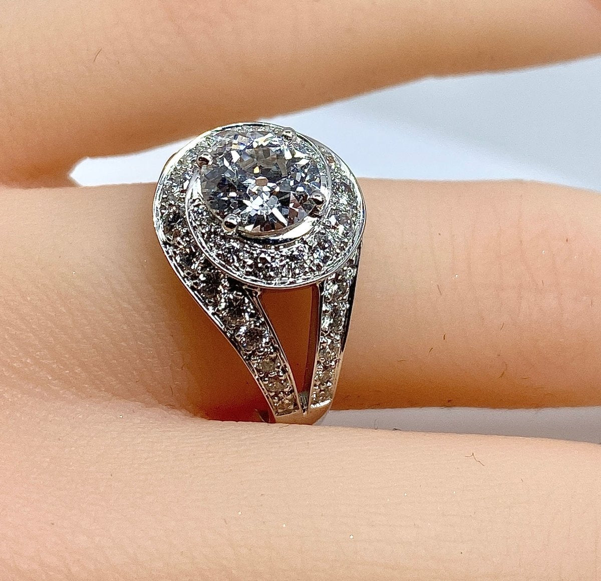 Bague tourbillon en or 18 carats en diamants - Castafiore
