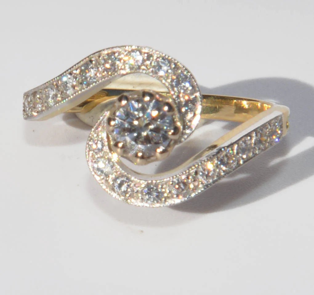 Bague tourbillon en or jaune et platine et diamants - Castafiore