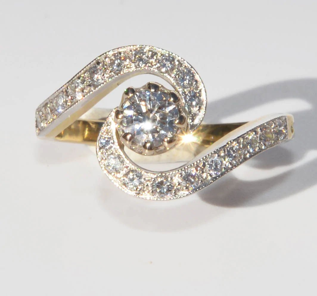 Bague tourbillon en or jaune et platine et diamants - Castafiore