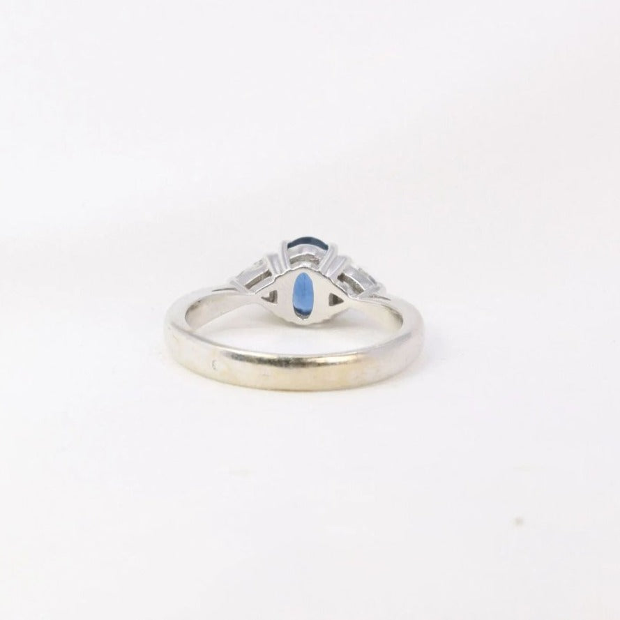 Bague trilogie en or, saphir ovale et diamants troïdia - Castafiore