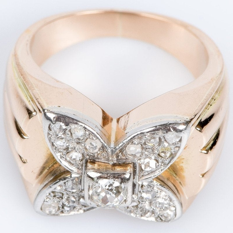 Bague type chevalière en or rose 18 carats avec une tete en forme de fleur à 4 pétales ornée de 20 diamants taille rose de 0.34 carats au total et un diamant taille ancienne de 0.31 carats - Castafiore