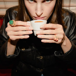 Bague VAN CLEEF & ARPELS "Dauphins" en or jaune, corail rose, émeraudes et diamants - Castafiore