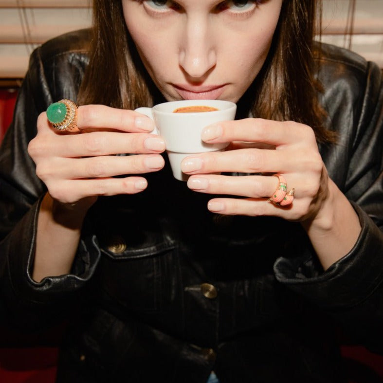 Bague VAN CLEEF & ARPELS "Dauphins" en or jaune, corail rose, émeraudes et diamants - Castafiore