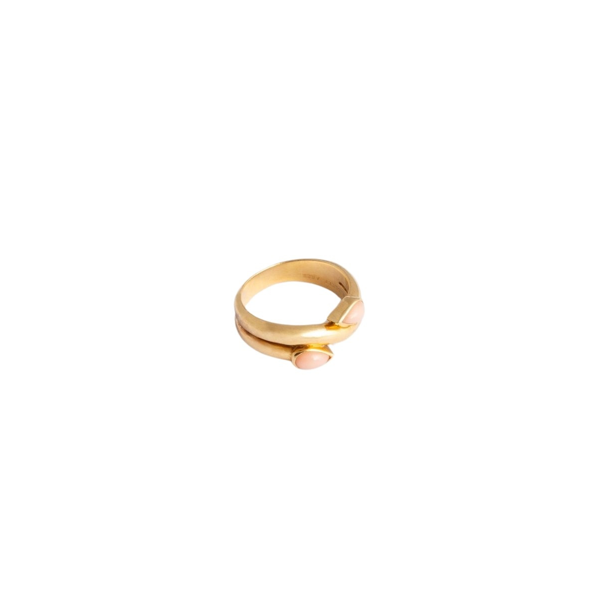 VAN CLEEF & ARPELS Cocktail ring in yellow gold, coral and pearls