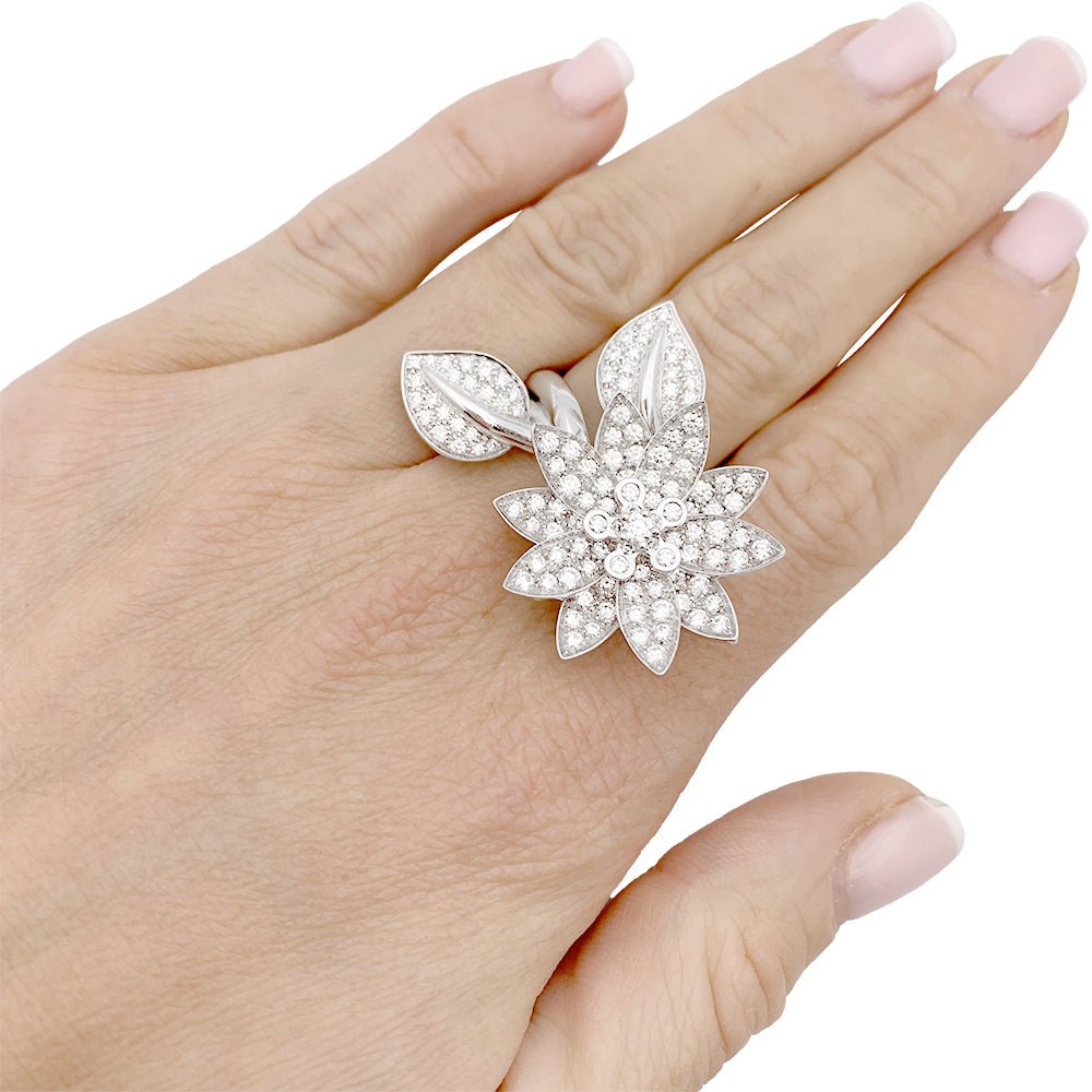 Bague VAN CLEEF & ARPELS "Lotus" en or blanc et diamants. - Castafiore