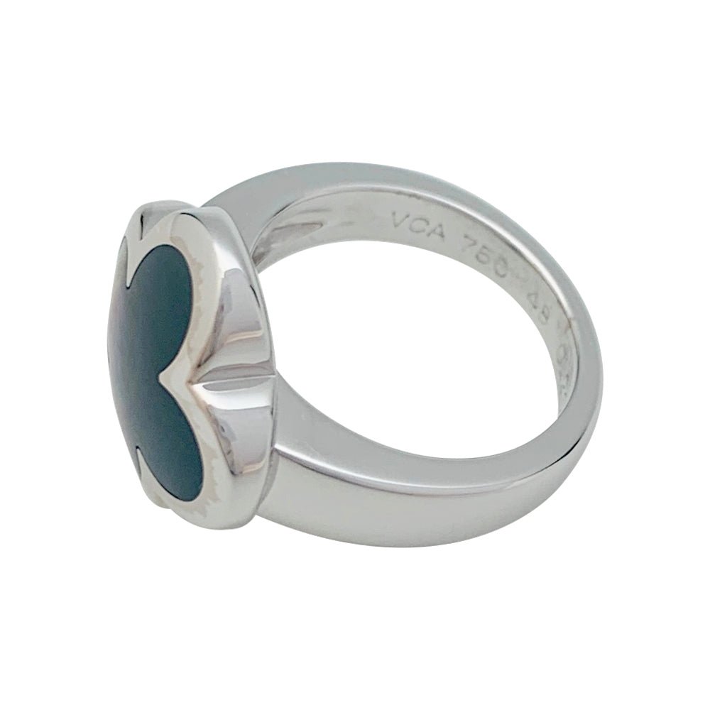 Bague VAN CLEEF & ARPELS modèle "Pure Alhambra" en or blanc, nacre grise - Castafiore